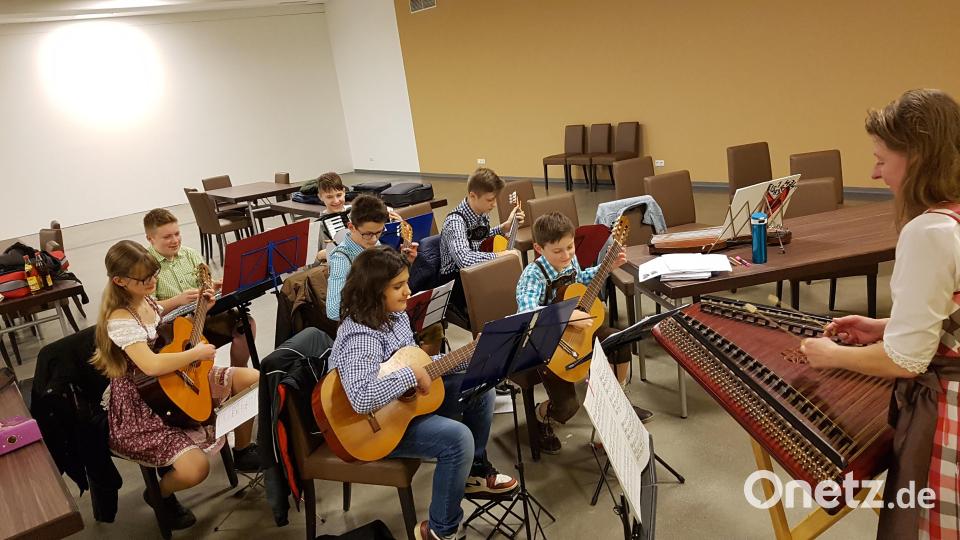 Unter der Leitung von Dirigentin Veronika Hille (rechts) werden die Musikstücke einstudiert. Bild: ban