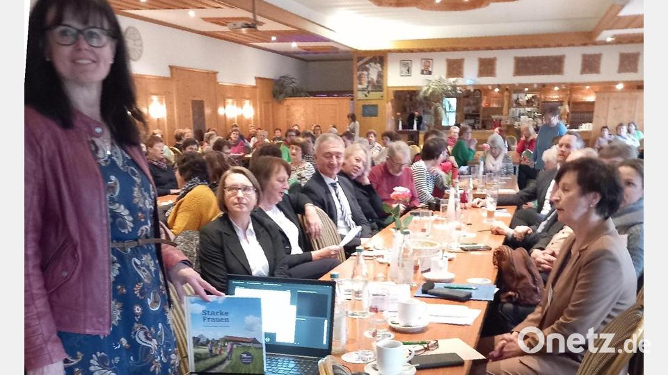 Vor einem mit Landfrauen und Gästen voll besetzten Wagner-Saal spricht Birgit Barth (links) über Resilienz. Bild: hka