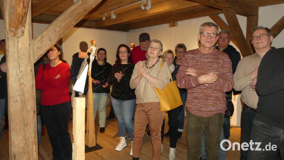 Aufmerksame Besucher vor "schwebenden Figuren". Bild: rn