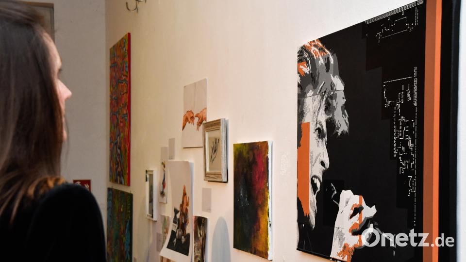 Die Vernissage des A.K.T.-Kunstvereins im Ring-Theater Amberg begeisterte mit ungewöhnlichen Werken. Bild: Petra Hartl