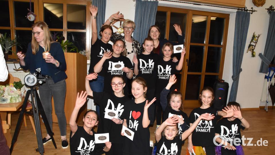 Die "Dance-Kids" der SpVgg sorgten mit ihren Auftritten am Weltfrauentag beim Treffen der Arbeitsgemeinschaft Sozialdemokratischer Frauen in Weiden für frohe Gesichter. Auch SPD-Stadtverbandsvorsitzende Sabine Zeidler und Bayern-SPD-Vorsitzende Ronja Endres waren dabei. Bild: hcz