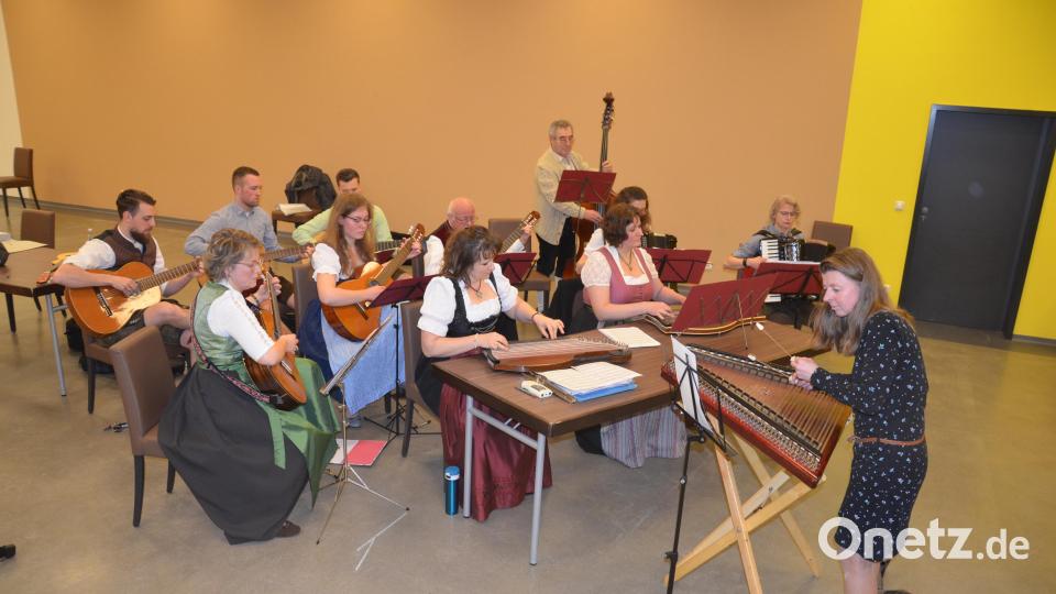Die Musikanten und Musikantinnen des Zitherclubs proben bereits eifrig - die Vorbereitungen auf das Konzert im April laufen auf Hochtouren. Bild: ban