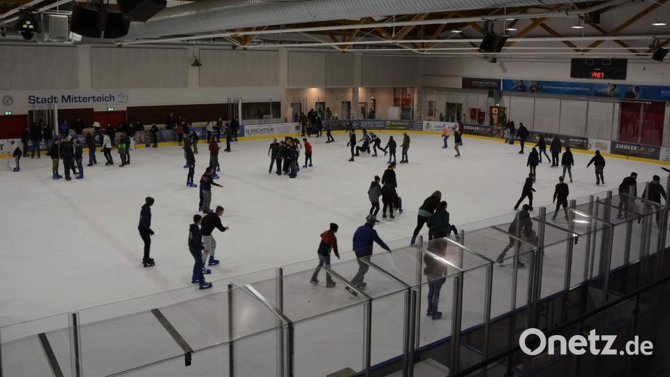 In der Eissporthalle Mitterteich hatte der Feuerwehrnachwuchs bei fetziger Musik viel Spaß und Freude. Bild: jr