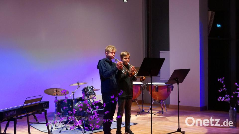 Im neuen Mehrzweckraum: Trompeten-Duo Ben Scharl und Leopold Ascherl (9b). Bild: Florian Hösl/exb