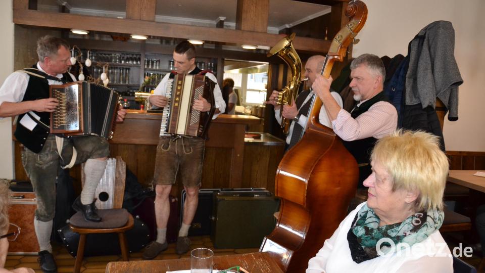 Die Mühlschleifmusi aus Moosbach macht mit verschieden Stücken den Auftakt beim Musikantentreffen. Bild: gi