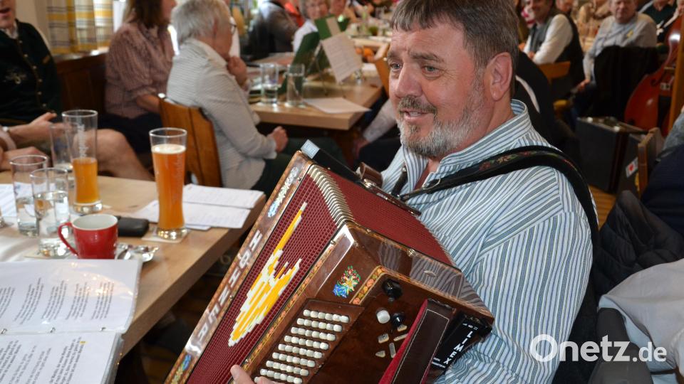 Roland Hansl aus Vohenstrauß begeistert mit dem Akkordeon. Bild: gi