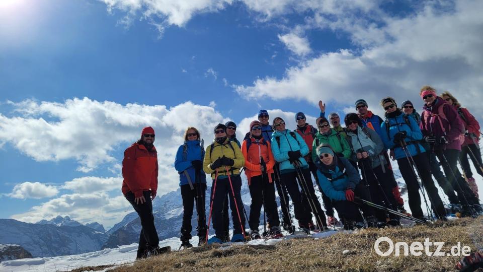 Manfred Leitgeb (Fünfter von rechts) führte die 17-köpfige Gruppe an; hier nahe der Sennes-Scharte in den Südtiroler Dolomiten. Bild: DAV Sektion Sulzbach-Rosenberg/exb