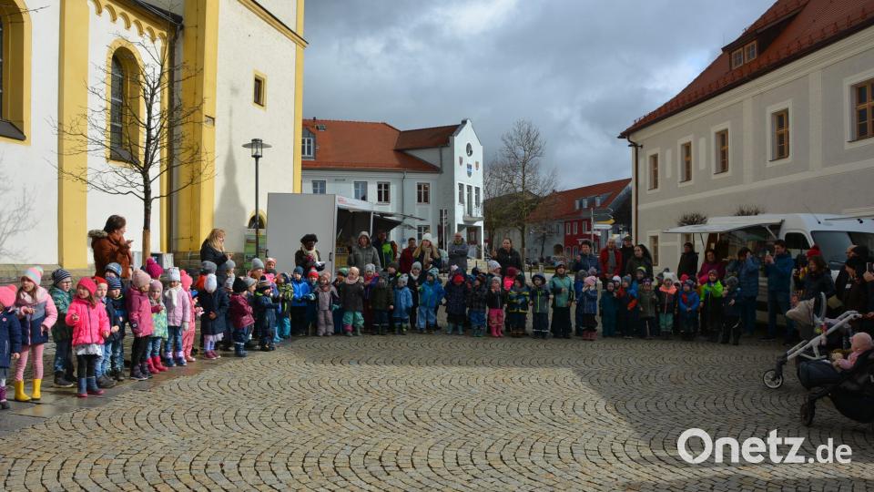 Rund 100 Kinder des Kinderhauses „Die kleinen Hankerler“ umrahmten die offizielle Eröffnung des Mitterteicher Wochenmarktes am Freitagvormittag mit einigen Liedern. Bild: jr