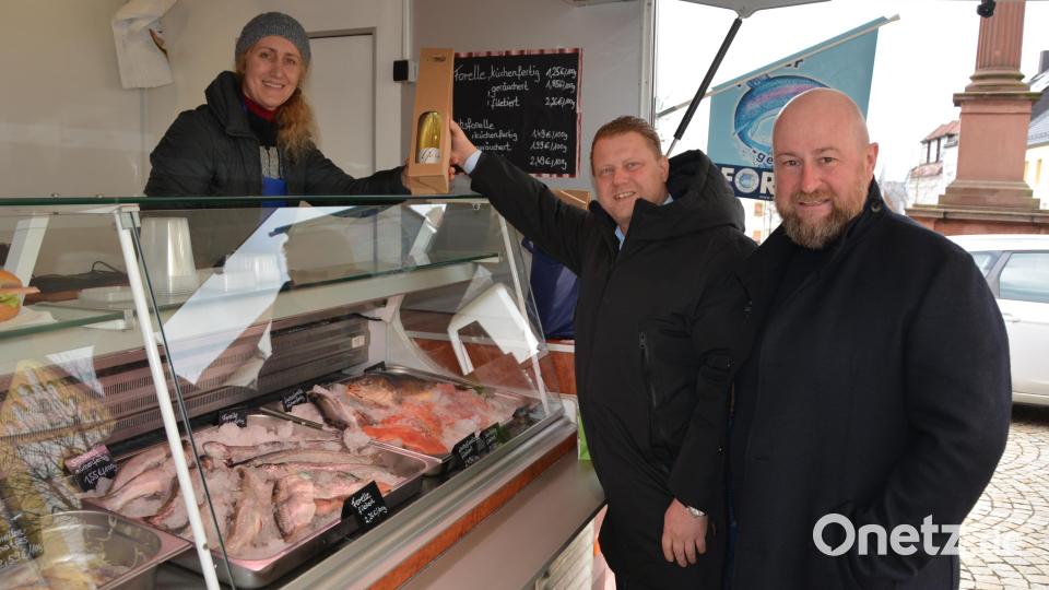 Für jeden Fieranten gab es ein flüssiges Präsent. Hier im Bild Karin Wunderlich in ihrem Fischstand mit (von rechts) Holger Paschedag, dem stellvertretenden Vorsitzenden des Gewerbefördervereins, und Bürgermeister Stefan Grillmeier. Bild: jr