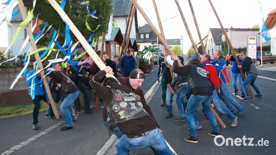 Damit der Fuchsmühler Maibaum per Hand aufgestellt werden kann, sind viele kräftige Männer nötig. Archivbild: wro