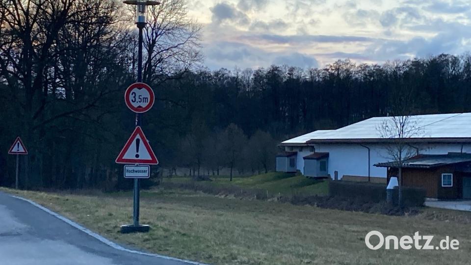 Die Straße über Mühlhof nach Weha war wegen den Wasserfluten gesperrt Bild: rpp