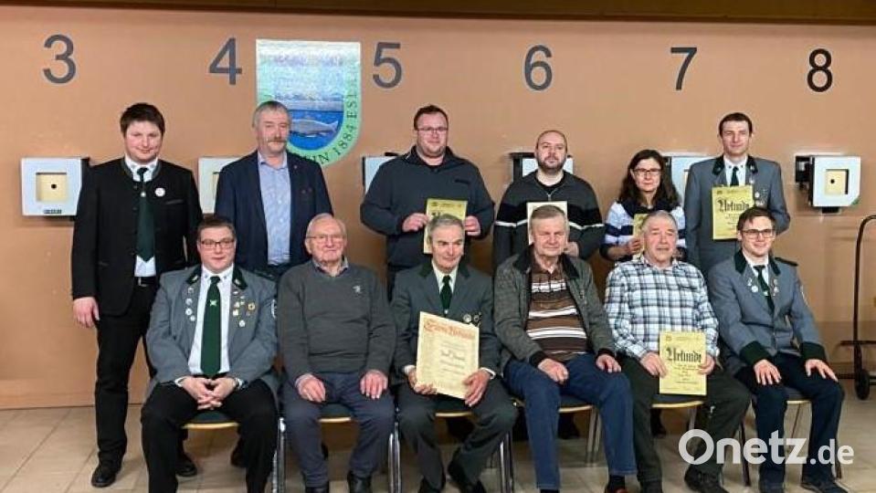 Im Namen des SV 1884 gratulieren Schützenmeister Alex Schmucker (vorne, rechts) und Stellvertreter Dominik Brenner dem neuen Ehrenmitglied Josef Bauriedl (vorne, Vierter von rechts). Die Verantwortlichen zeichnen außerdem treue Mitglieder aus. Bild: gz