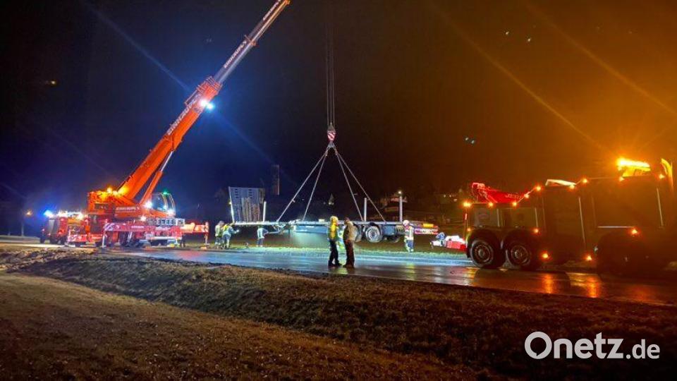 Am vergangenen Freitagnachmittag landete ein Lkw auf der Lohmaer Straße kurz vor Pleystein im Graben. Die Bergung des Fahrzeugs zog sich bis in die Abendstunden. Bild: Michael Zielbauer/exb