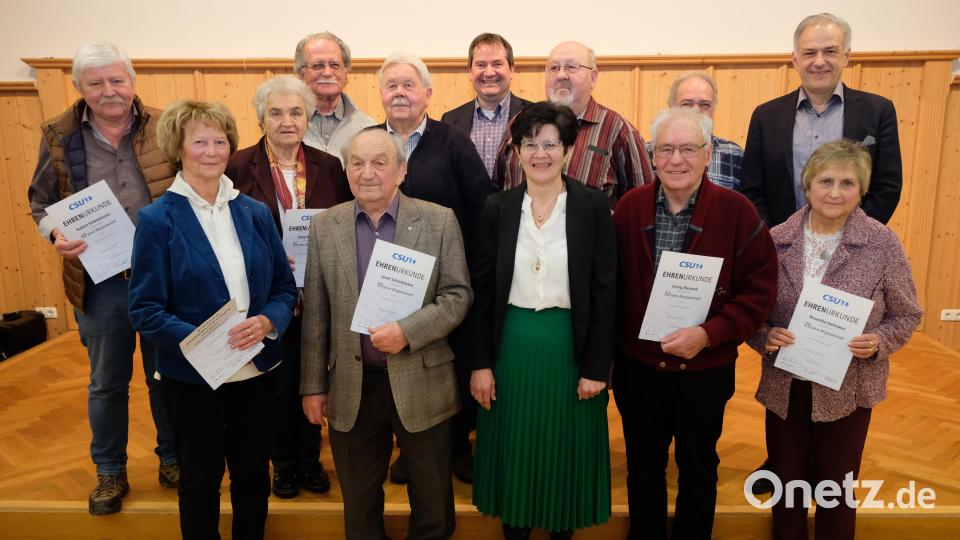 Zahlreiche Mitglieder der CSU Oberbibrach/Vorbach werden für 50, 40 und 25 Jahre Mitgliedschaft geehrt. Es gratulieren Landrat Roland Grillmeier und Bürgermeister Alexander Goller. Bild: do