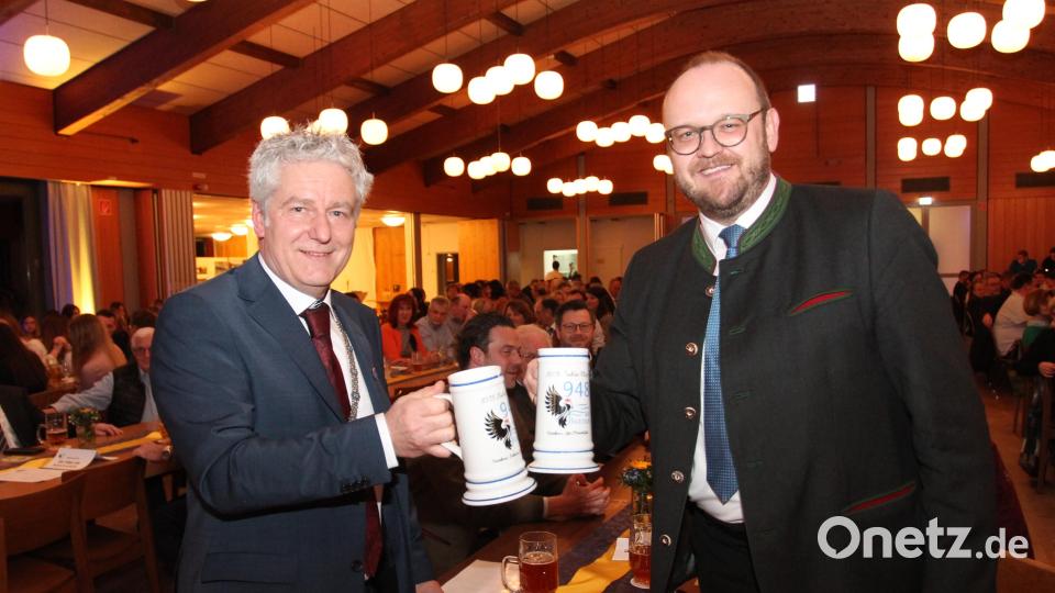 &quot;Auf ein gelingendes Festjahr&quot; stoßen Bürgermeister Robert Lindner (links) und Landrat Andreas Meier, der Schirmherr, an. Bild: pi