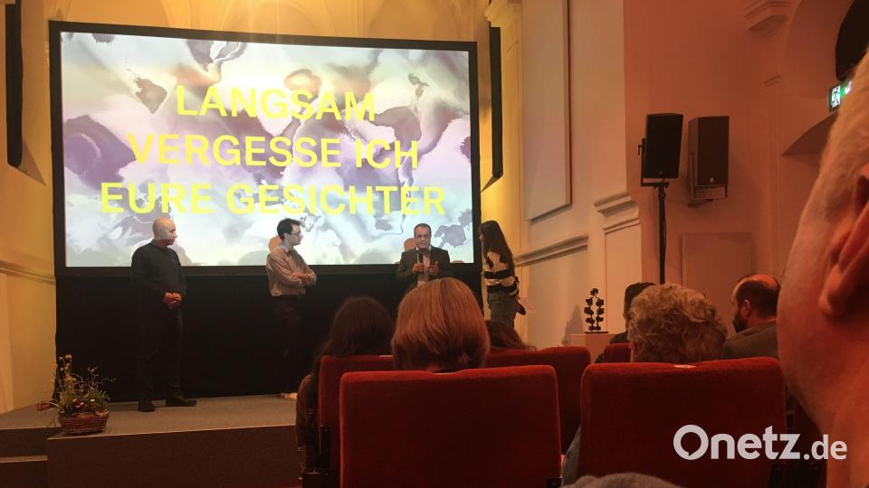 Die beiden Hauptdarsteller Ibrahim Asadi Faezi (links) und Hassan Asadi Faezi (rechts) mit Regisseur Daniel Asadi Faezi freuen sich über den Dokumentarfilmpreis. Das Publikum ist von der Familiengeschichte aus dem Iran tief beeindruckt und berührt. Bild: ihl