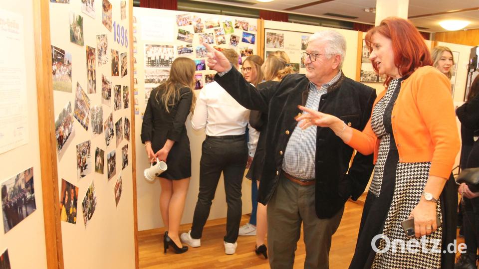 Die Fotoausstellung mit der Dokumentation der Flosser Geschichte kommt gut an. Bild: pi