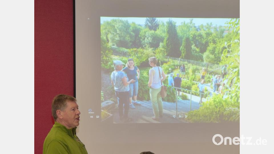 Josef Höllerl erläutert den Neudorfern die Aktion anhand von Bildern aus Eschenbach (2022). Bild: hme