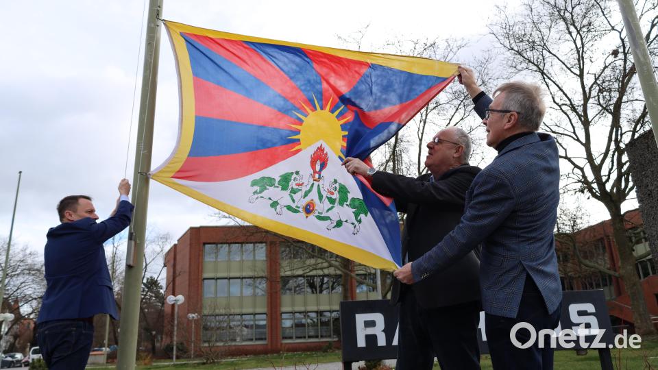 Oberbürgermeister Jens Meyer und die Bürgermeister Lothar Höher und Reinhold Wildenauer beim Hissen der Tibet-Flagge. Bild: Stadt Weiden i.d.OPf./exb