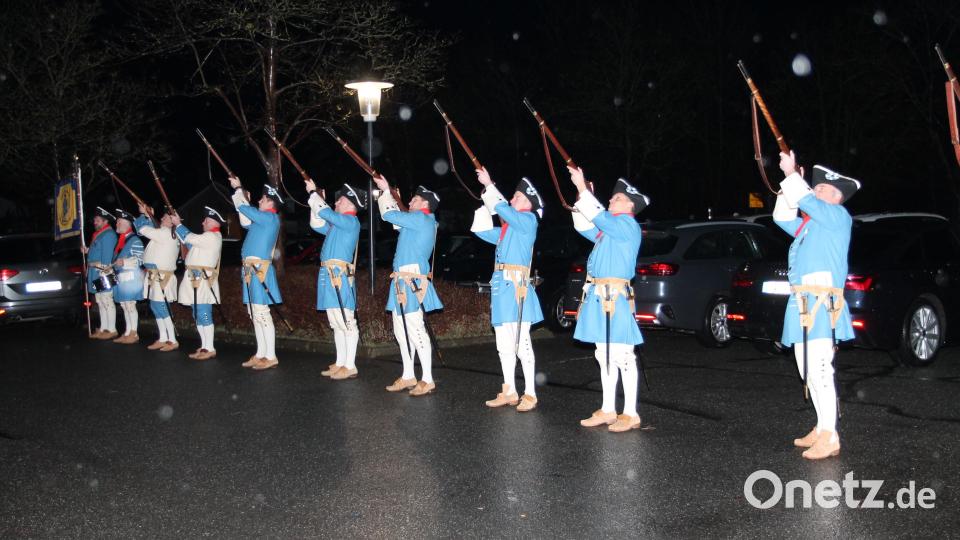 Mit Salutschüssen ins Jubiläumsjahr: Die Flosser Landwehr schießt das Festjahr &quot;948 ad Flozzum&quot; an. Bild: pi