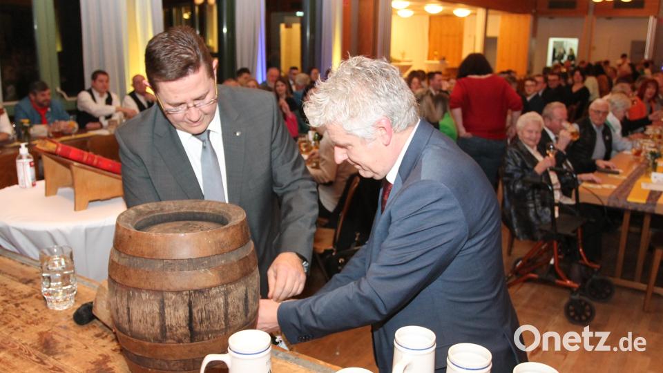 Bürgermeister Robert Lindner (rechts) zapft das erste Fass &quot;Flozzator-Festbier&quot; an. Links sein Stellvertreter Oliver Mutterer. Bild: pi