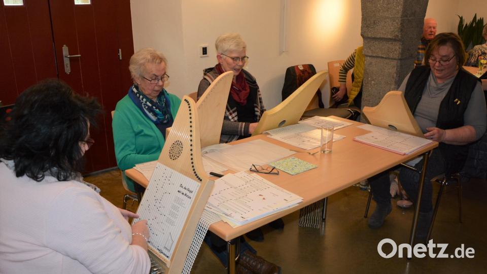 Die Veeh-Harfenspielerinnen Evi Reichl, Rita Rosner, Sigrid Schwan und Brigitte Kreil (von links) trugen zur Gestaltung der jüngsten Sitzweil im Schafferhof bei. Bild: jr