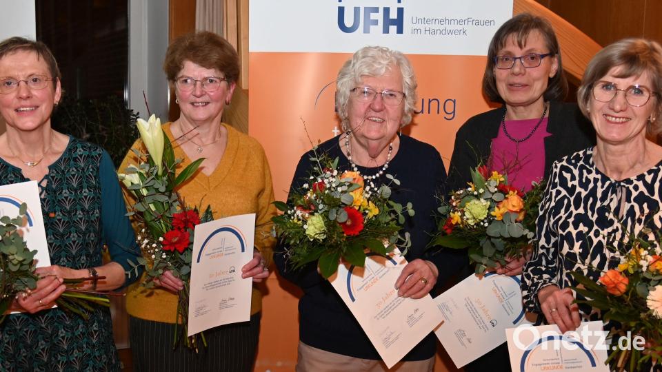Ehrung für langjährige Mitgliedschaft bei den Unternehmerfrauen im Handwerk (von links): Marianne Lotter, Rita Weber, Hannelore Kredler, Marita Schwarz und Brigitte Munker. Bild: gf