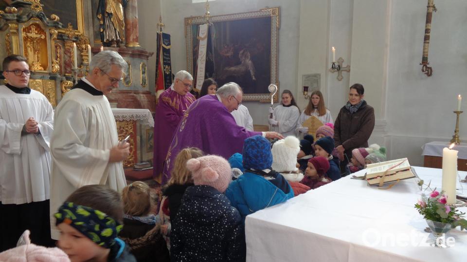 Die Kindergartenkinder spendet Bischof Rudolf Voderholzer in der Kirche den Einzelsegen. Bild: amö