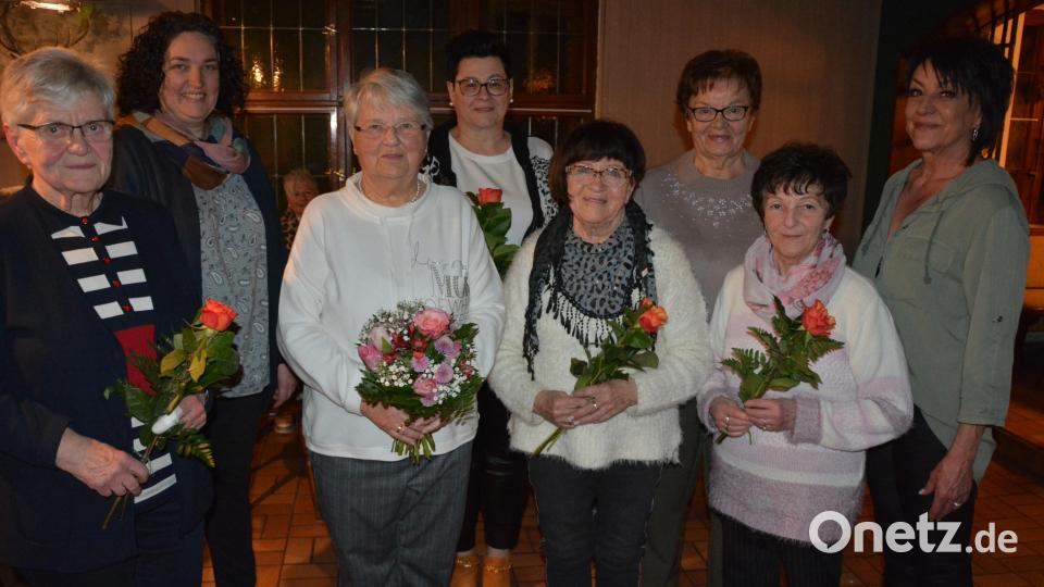 Langjährige Mitglieder und Vorstandsmitglieder ehrte die Frauenunion Mitterteich. Im Bild (von links) Karola Kamm, FU-Kreisvorsitzende Tina Zeitler, Gisela Schneider, Gerlinde Böhm, Angela Weiß, Rosalie Ginker, Helga Kreuzer und Vorsitzende Alexandra Weiß. Bild: jr