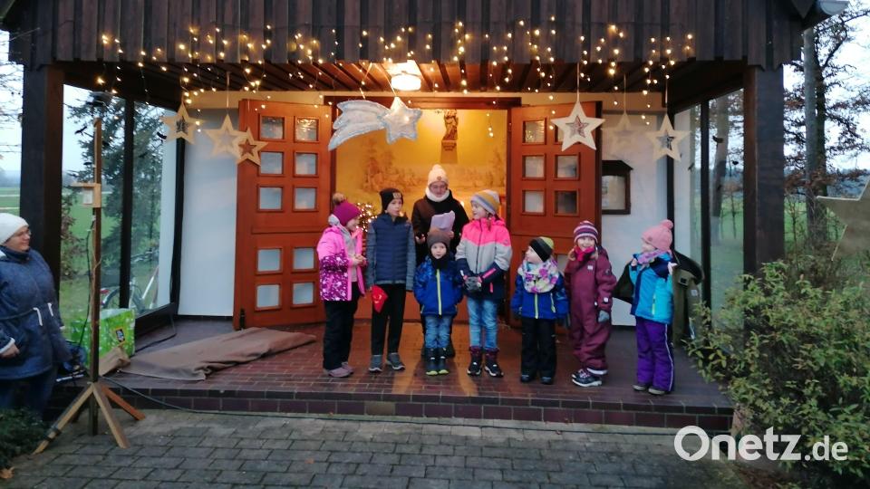 Die Kinder beim Spiel „Das Sterntalermädchen“. Bild: Klinikum/Ebensberger/exb