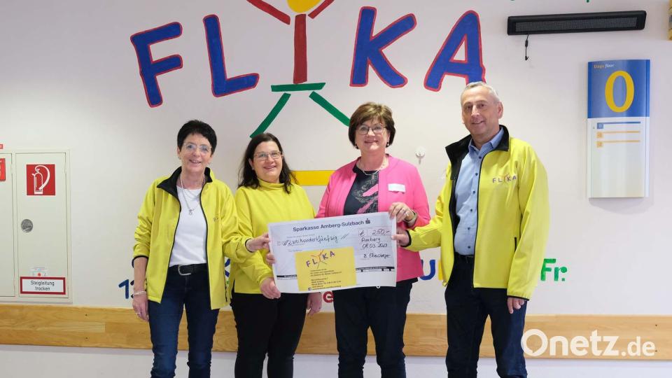 Margit Meier, FLIKA-Vorsitzende; Bettina Ebensberger, Vorsitzende Verein Marienkapelle Irrenlohe und Oskar Schmidt, Kassier von FLIKA (von links) bei der Spendenübergabe. Bild:  Klinikum/Dietl/exb