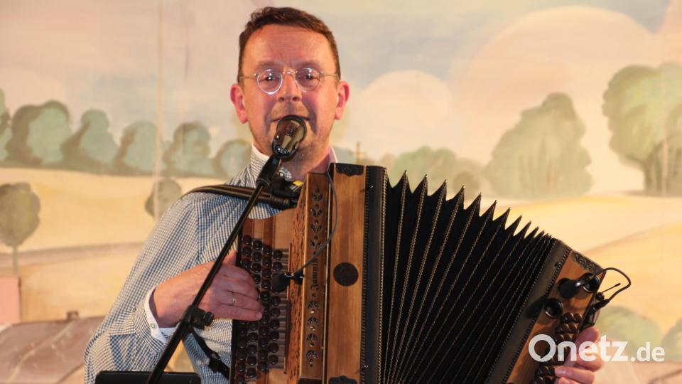 Rainer Artmann aus Mitterteich mit seiner Quetsch&#039;n. Bild: kro