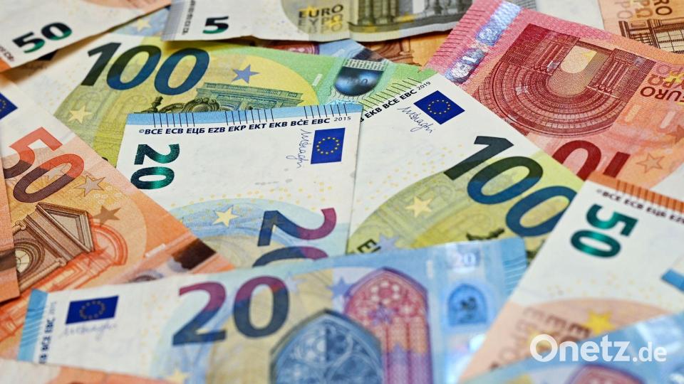 Der Schuldenstand der Stadt Waldsassen ist deutlich angestiegen, von 8,2 auf 9,5 Millionen Euro. Symbolbild: Patrick Pleul/dpa-Zentralbild/dpa/Illustration