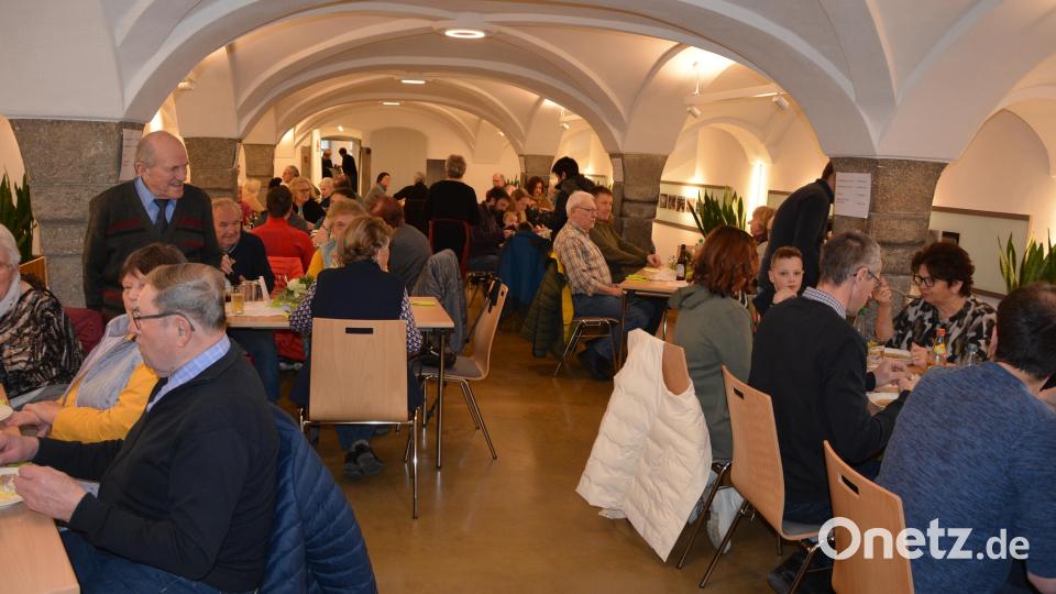 Blick in den vollbesetzten Gewölbesaal des Schafferhofs. Bild: jr