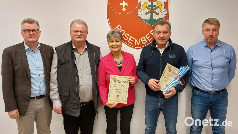 25 Jahre der Feuerwehr Rosenberg die Treue gehalten: (von links) Bürgermeister Michael Göth, Vorsitzender Hans König, die Jubilare Hildegard Geismann und Stefan Morgenschweis sowie Kommandant Jürgen Schloß. Bild: mfh