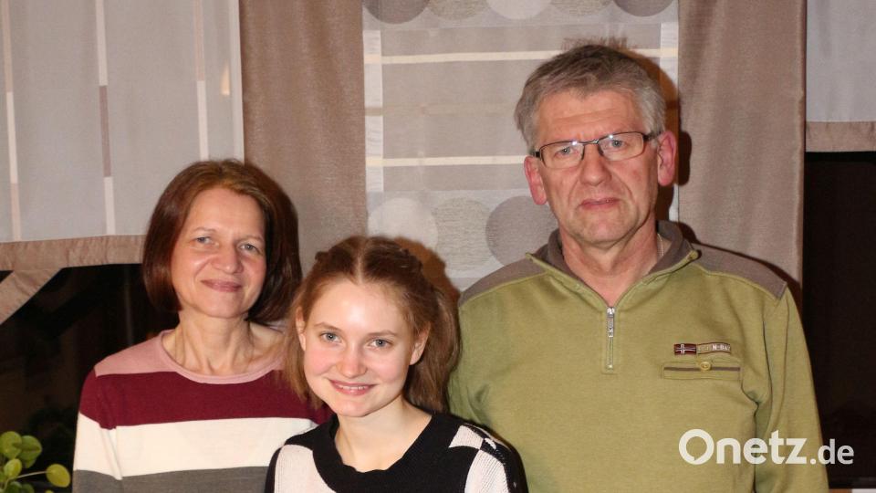Der Verein freut sich über die neu zertifizierte Imkerfamilie Josef, Hannelore und Anna-Maria Findeis. Bild: rpp