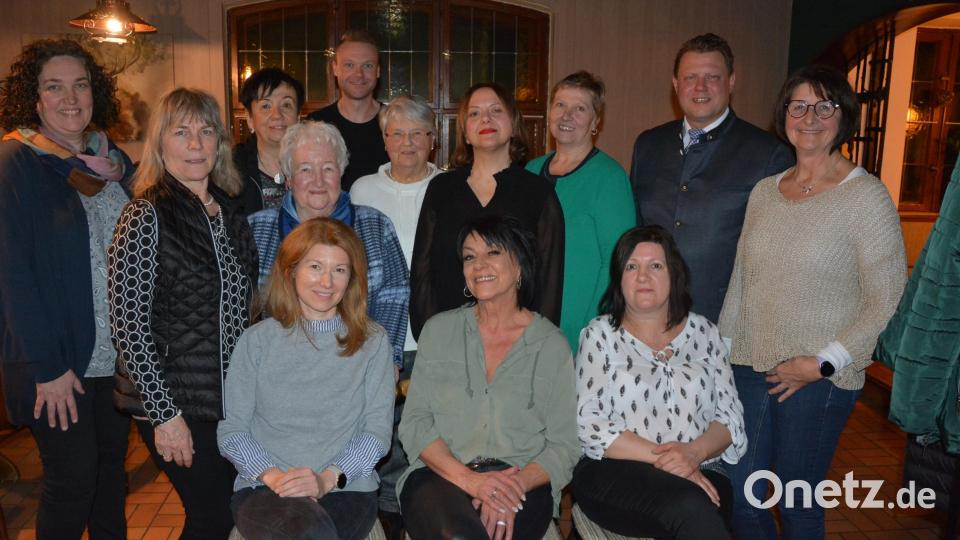 Auch Neuwahlen standen bei der Frauen-Union Mitterteich an. Im Bild (sitzend, von links) Janina Köppl, Alexandra Weiß und Patrizia Stark sowie (stehend, von links) Kreisvorsitzende Tina Zeitler, Rita Härtl, Rosi Neudert, Waltraud Schriewer, JU-Vorsitzender Christoph Hampel, Gisela Schneider, Christine Ernstberger, Irmgard Zintl, CSU-Ortsvorsitzender Stefan Grillmeier und Diana Burger. Bild: jr