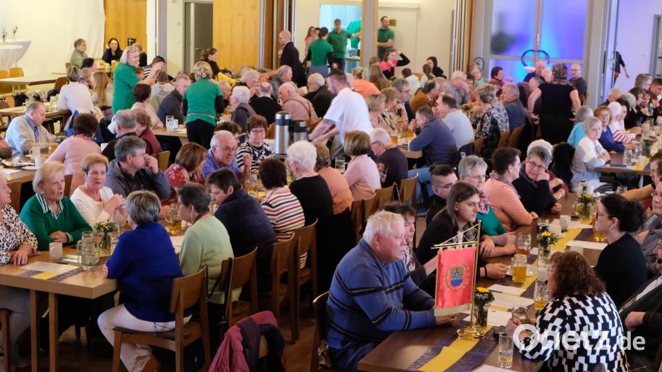 Zufriedene Gäste beim unterhaltsamen Heimatnachmittag des Waldvereins. Bild: le