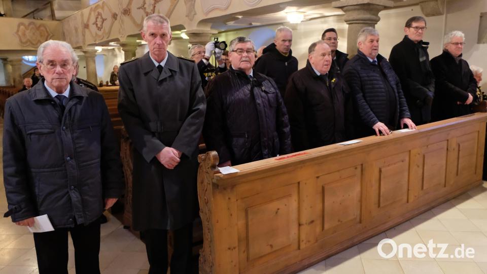 Im ökumenischen Festgottesdienst. Von links: Ehrenvorsitzender Josef Birkner, Vorsitzender Hans Eismann, Kreisvorsitzender Heinrich Scheidler, Bezirksvorsitzender Horst Embacher, Kreisvorsitzender Alfons Betzl, Präsident Richard Drexl und Bürgermeister Robert Lindner. Bild: le
