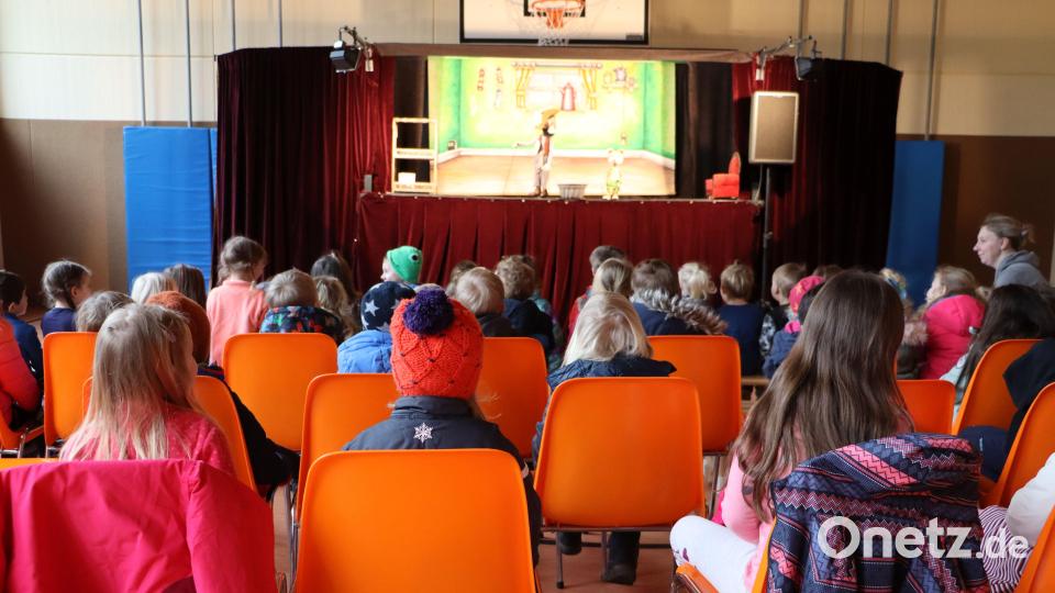 Die Theaterbühne für Petterson und Findus stand in der Schulturnhalle in Edelsfeld. Bild: gru