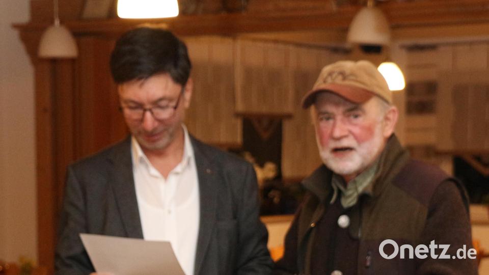 Anton Hüls (rechts) wurde für 40 Jahre aktive Mitgliedschaft geehrt. Bild: rpp
