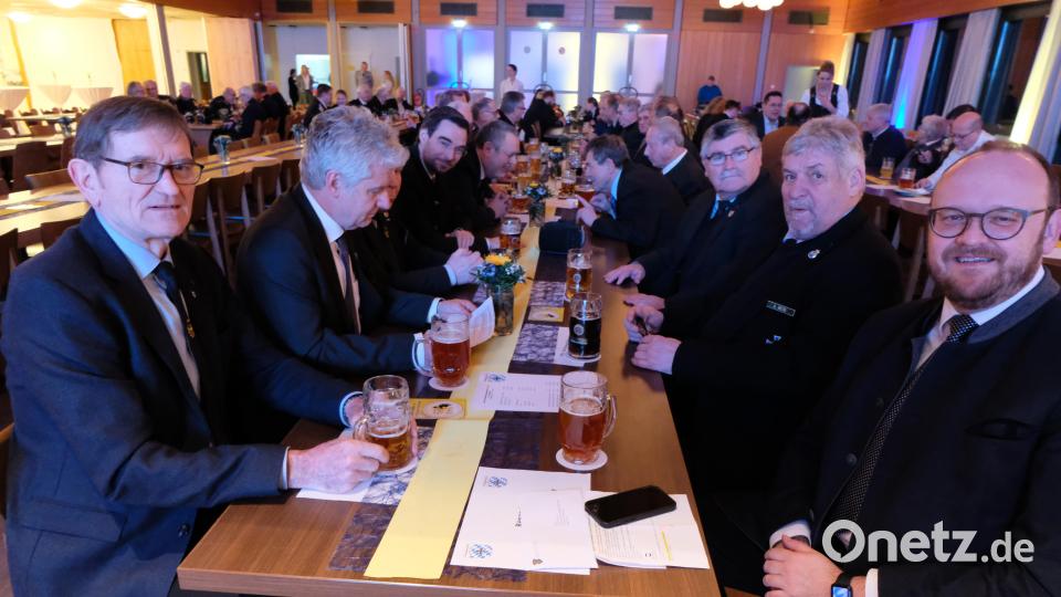 Die Ehrengäste nehmen im Saal ganz vorn Platz. Bild: le