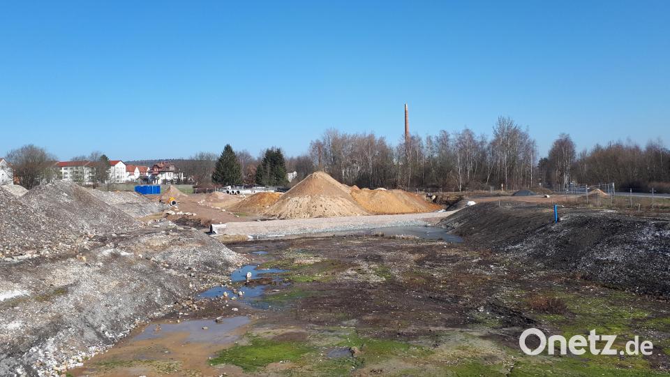 Für die Verwertung des Aushubmaterials, das bei der Flächenentsiegelung und Geländeauffüllung an der Baumeister-Emil-Engel-Straße anfällt, hat der Stadtrat nun Nachträge von rund 384.000 Euro und 760.000 Euro gebilligt. Archivbild: pz