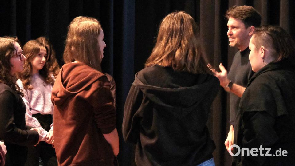 Der polnische Regisseur und Kinderbuchautor Grzegorz Szlanga beim Proben mit den DJDS-Schülerinnen. Bild: Peter Ringeisen/exb