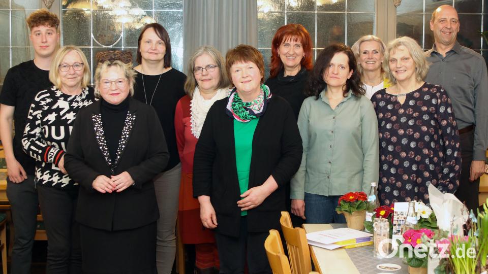 Mit dieser zum Teil neuen Vorstandschaft geht die Flosser Frauen-Union in die nächsten beiden Jahre. CSU-Ortsverbandsvorsitzender Harald Gollwitzer (rechts), JU-Vorsitzender Johannes Kraus (links) und die stellvertretende FU-Kreis- und Bezirksvorsitzende Andrea Lang (hinten, Zweite von rechts) gratulierten. Bild: lst/exb