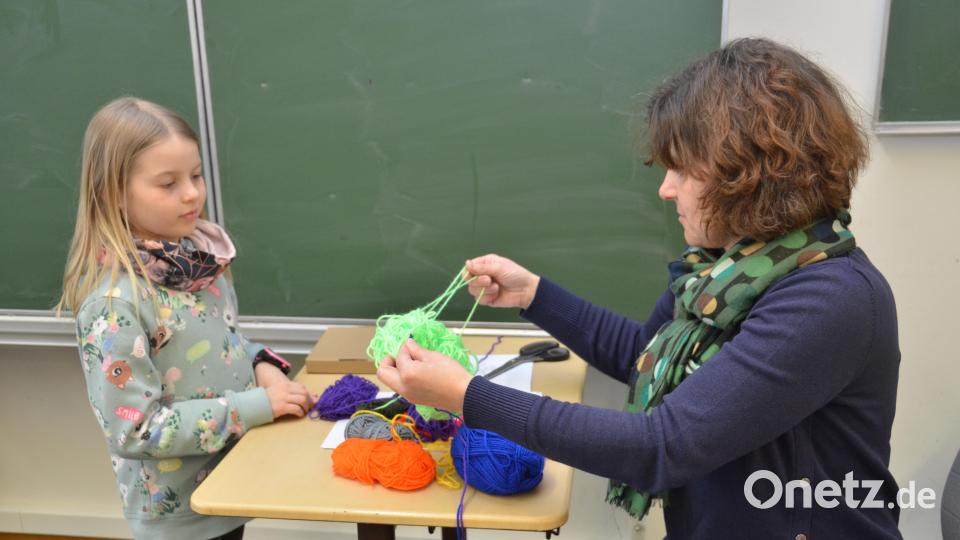 Mit Lieblingsfarben konnten die Teilnehmer Freundschaftsbänder flechten. Bild: dob