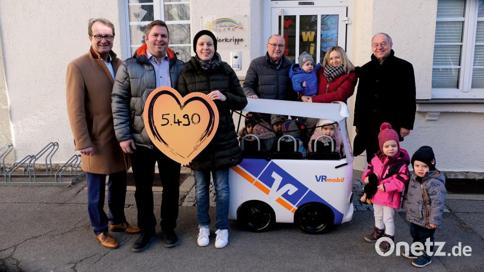 Die Übergabe des Kinderbusses in in Amberg (von links): Vorstandsmitglied VR-Bank Amberg-Sulzbach Dieter Paintner, Marketingleiter Thomas Retzer, Clarissa Meier (Kinderkrippe), Kirchenpfleger Günter Preißl, Lydia Schäfer (Kinderkrippe) und Pfarrer Ludwig Gradl . Bild: Stephanie Fuchs (VR-Marketing)/exb