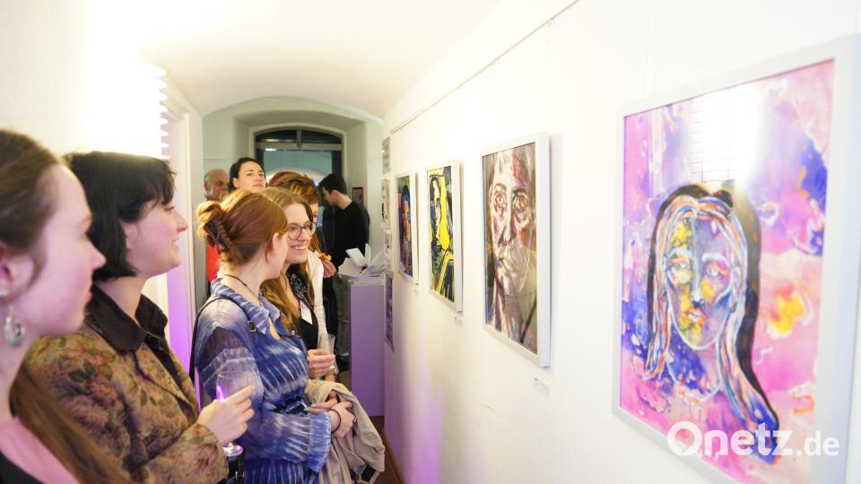 „#Nahbar – Ausstellung von Studienarbeiten zum Thema Mensch“ – so lautet das Motto in der Stadtbücherei. Das Institut für Fachlehrer aus Bayreuth stellt dort und im Kulturcafé noch bis zum 27. Juni Bilder der Studierenden aus. Bild: kaz