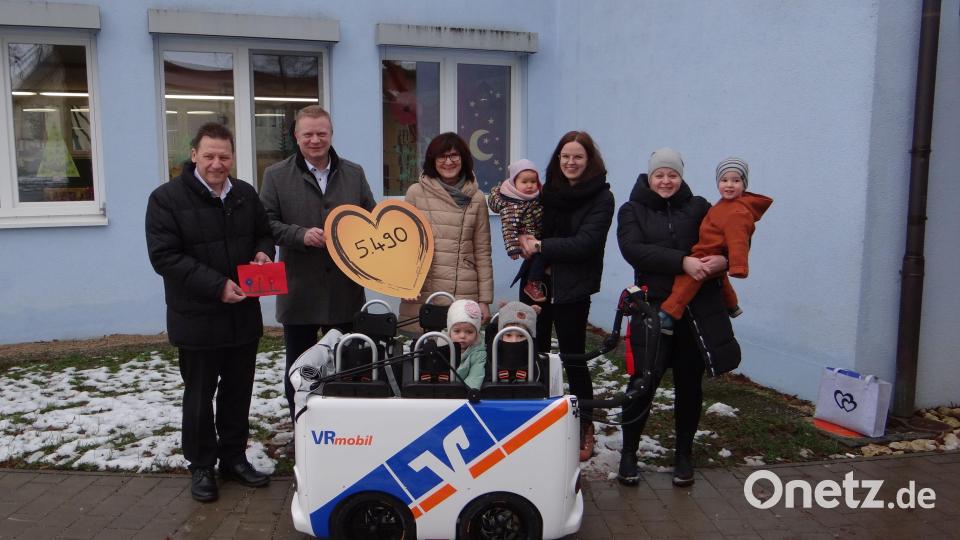 In Hahnbach gibt es jetzt auch einen Kinderbus (von links): Die Vorstandsmitglieder der VR-Bank Amberg-Sulzbach Erich Übler und Martin Sachsenhauser, Evi Höllerer (Markt Hahnbach), die Leiterin der Kinderkrippe, Patricia Kemmeter und die Erzieherin Katrin Noßner. Bild: Stephanie Fuchs (VR-Marketing)/exb