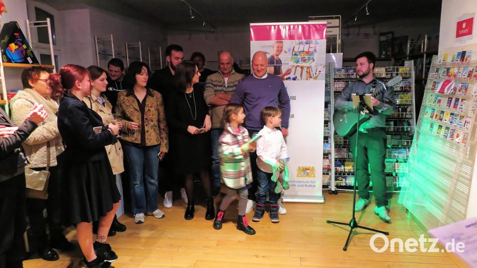 Jonas Backer aus Bayreuth (rechts) begleitete die Vernissage musikalisch. Bild: kaz